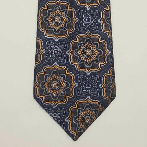 Beautiful Jos A Bank Signature Gold Necktie - Picture 4 of 4